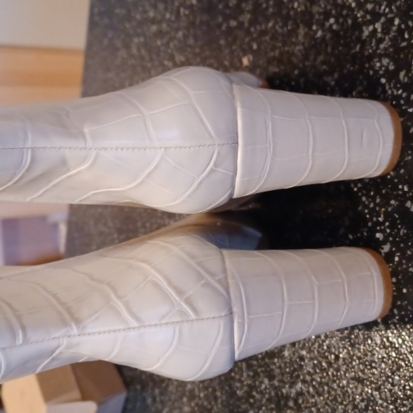 Women’s Bamboo Calf Boots, White Crocodile Print, Size 6.5, New - Picture 4 of 7